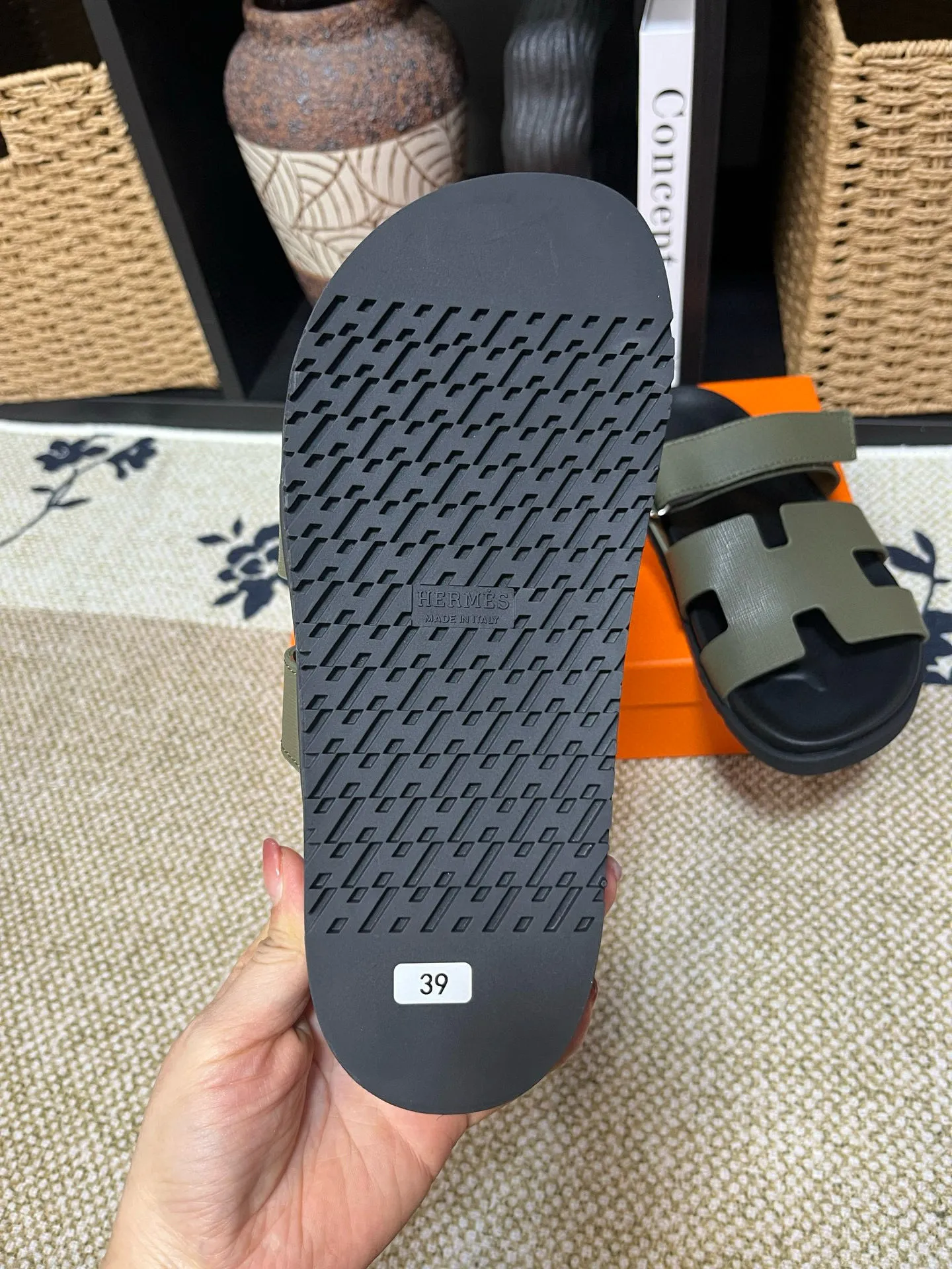 P300 Long-term stock Hermes men’s Kazimir slippers for couples - top quality woven calfskin functional sandals with intertwined uppers inspired by the “H” iconic pattern to create a casual look, perfect for summer. Imported cowhide + cowhide lining + TUP outsole Size: 35-46